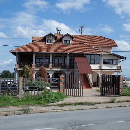 Motel Imperija Ub Экстерьер фото